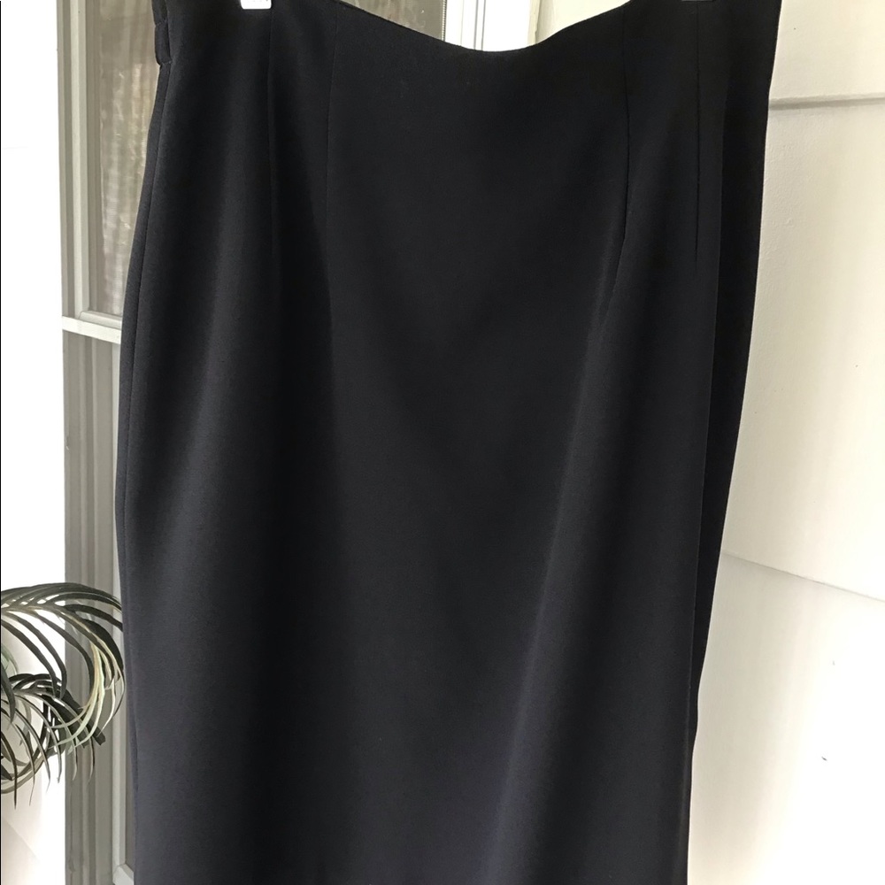 Liz Claiborne “ church or work ” Black Lined Straight Skirt 10P EUC Waist 30”.